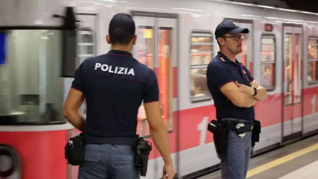 Polizia alla stazione metro