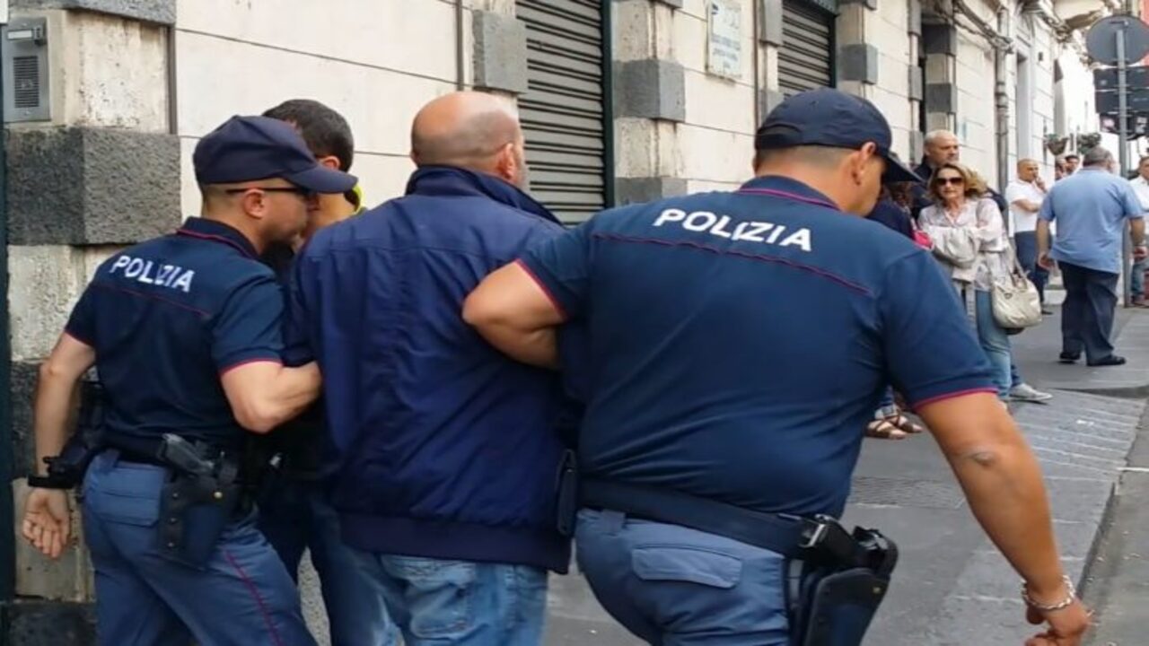 Poliziotti arrestano uomo