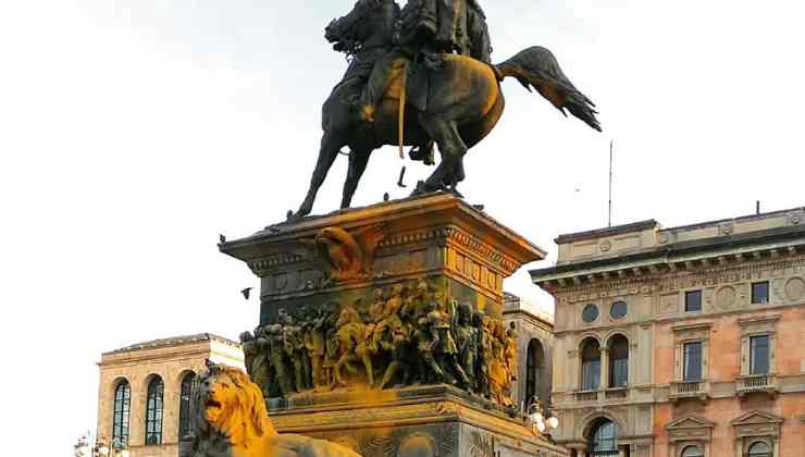 Statua di Vittorio Emanuele imbrattata
