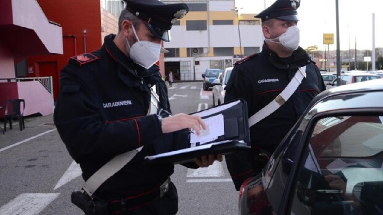 carabinieri controllano documenti