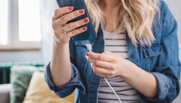 Dovresti prima collegare il caricabatterie al telefono o alla presa di  corrente? Molte persone si sbagliano