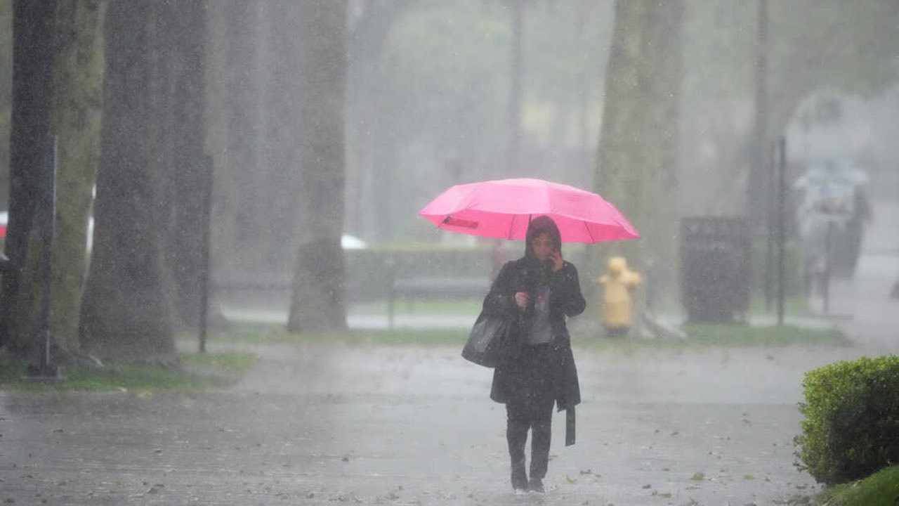 donna sotto il temporale