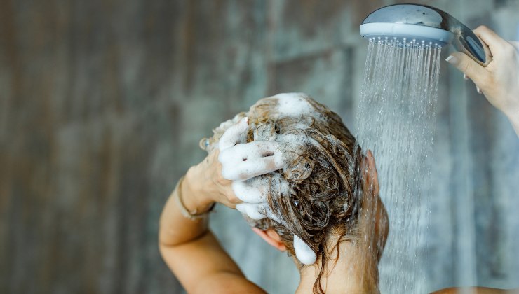 umyjte si vlasy sprchovým gelem