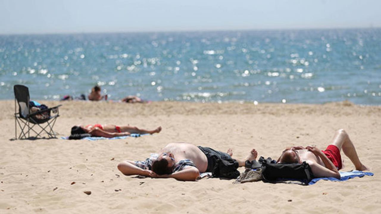 persone sulla spiaggia