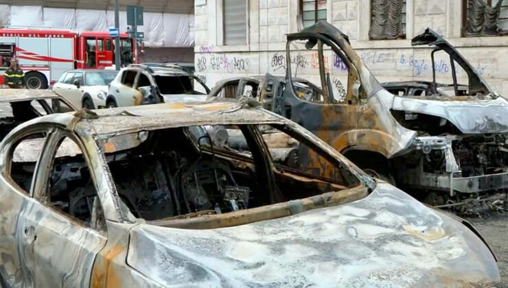 Auto bruciate in via Pier Lombardo