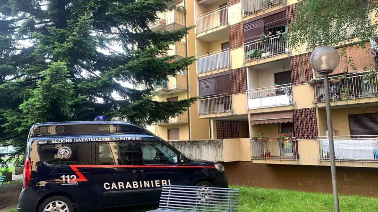 Auto dei carabinieri in via Cogne