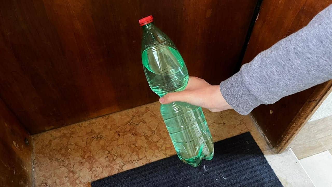Bottiglia di acqua davanti alla porta