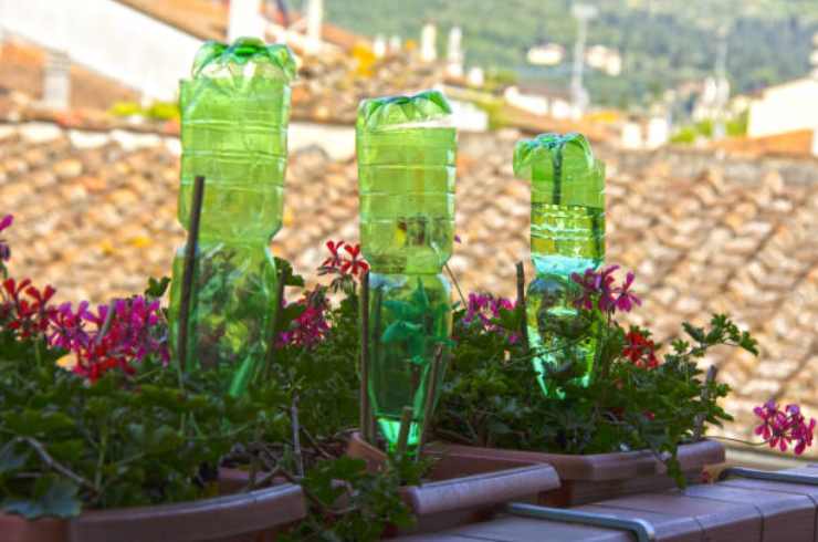 Bottiglia di acqua al balcone