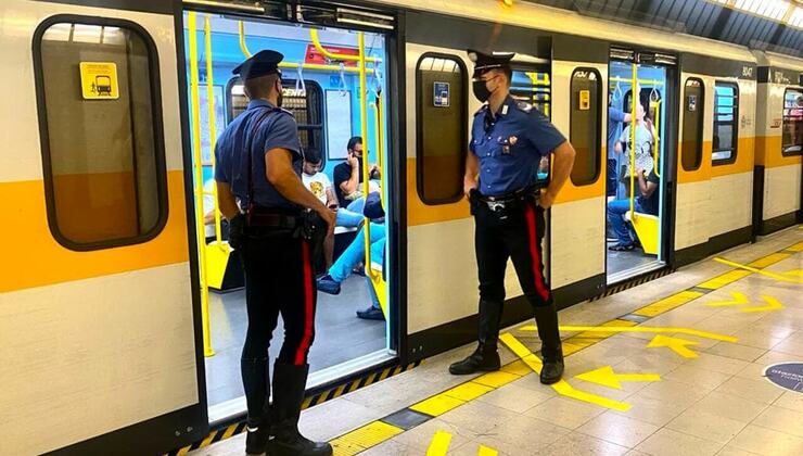 Carabinieri di pattuglia nella metro