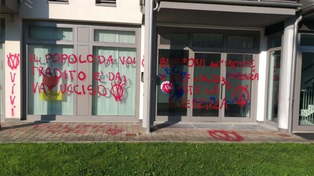 Gli atti vandalici alla sede della Lega