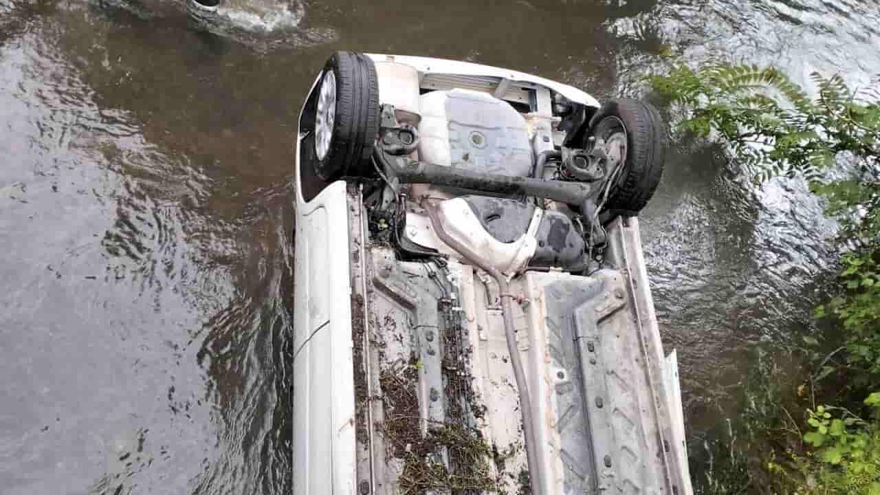 L'auto ribaltata nella roggia