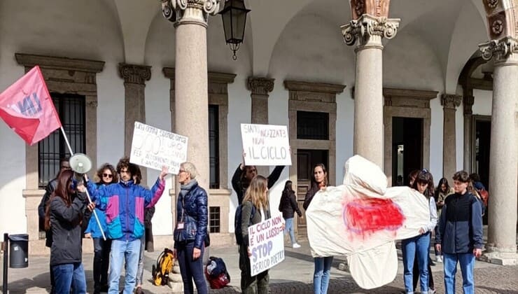 Manifestazione pro assorbenti gratuiti