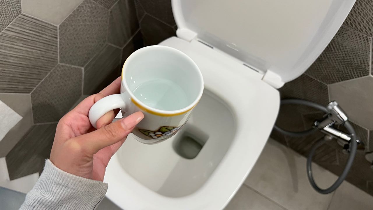 Mezza tazza nel WC