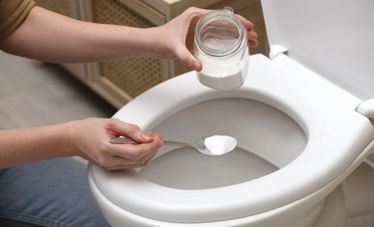 Čištění toalety bikarbonátem soli