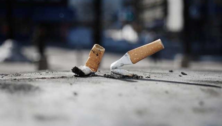 Sigarette gettate in strada