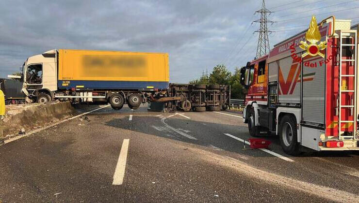 camion e vigili del fuoco