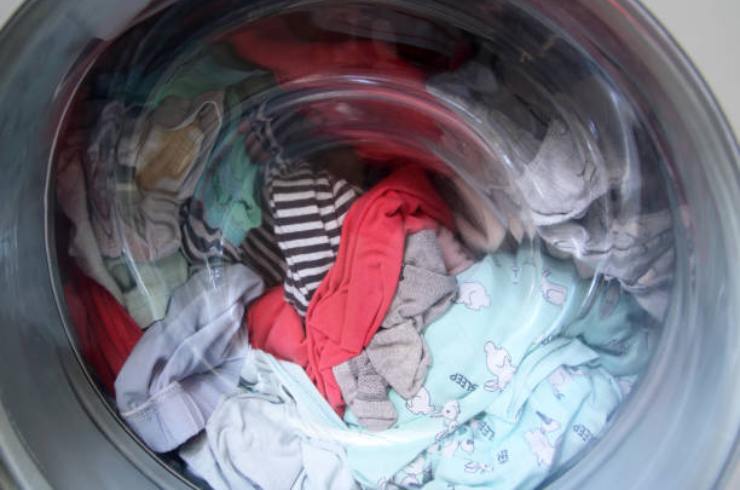 mokré prádlo v pračce