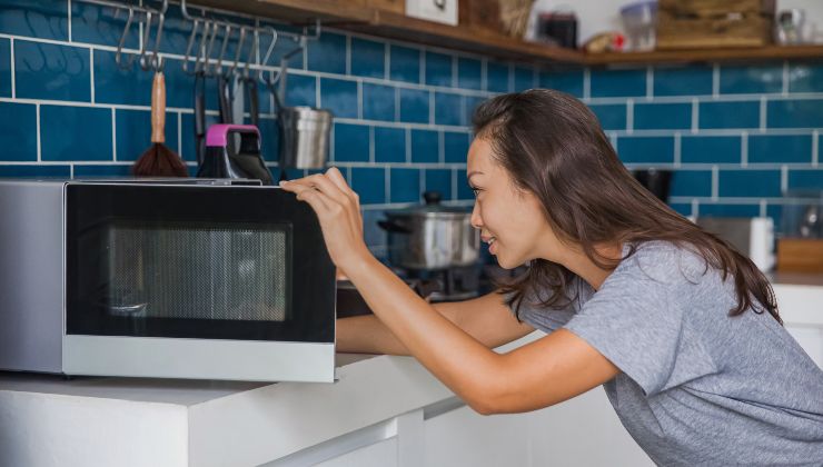 Pulire il forno a microonde