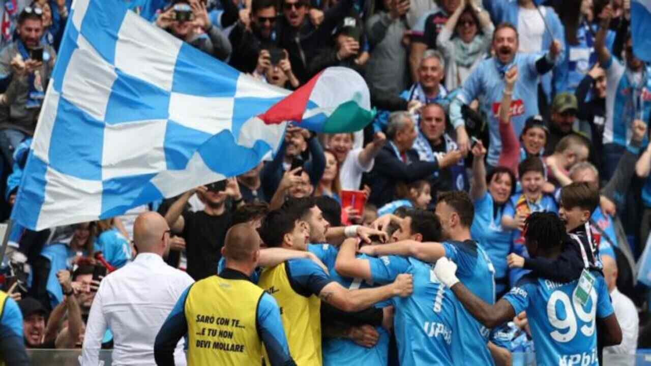 squadra festeggia vittoria