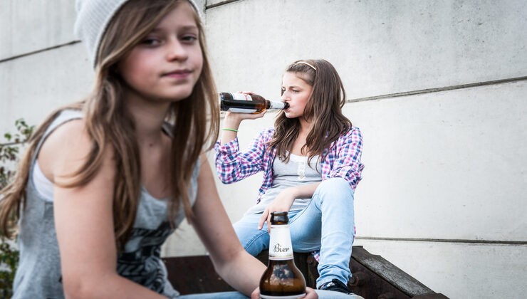 Adolescenti bevono alcolici