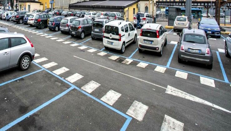 Auto parcheggiate nelle strisce blu