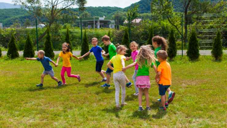 Bambini che giocano all'oratorio