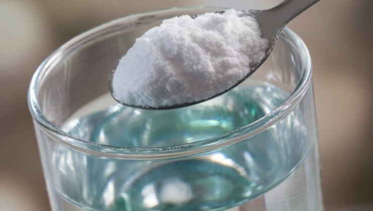 Bicarbonato di sodio e acqua