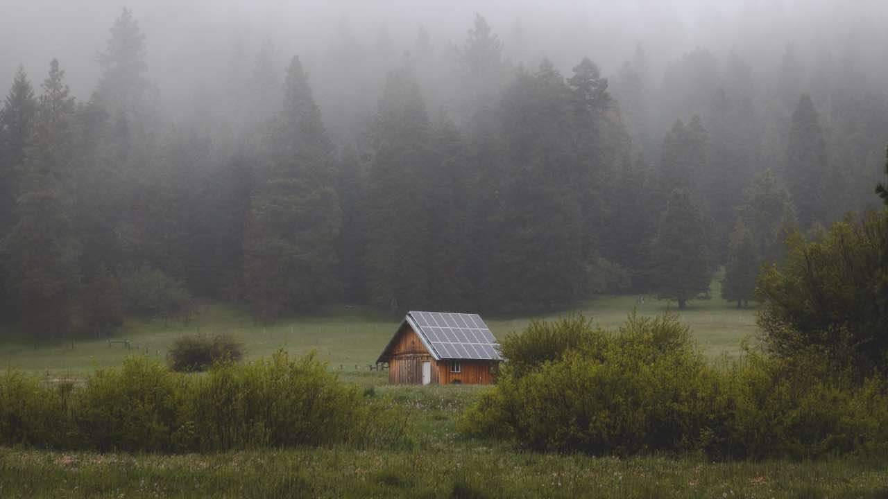 He lives without electricity, isolated in a tiny house: the reason might surprise you