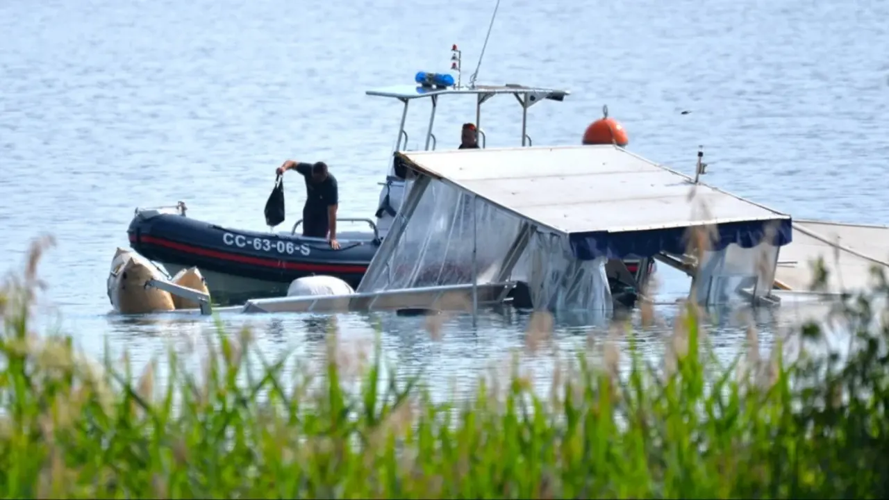 Il recupero della barca affondata nel Lago Maggiore