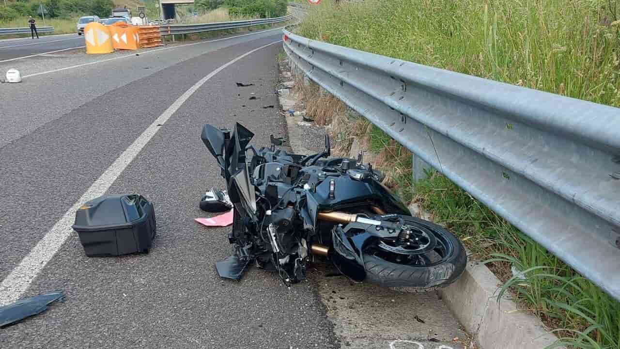 La moto distrutta del motociclista