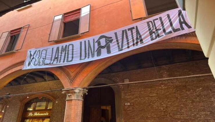 Lo striscione di protesta