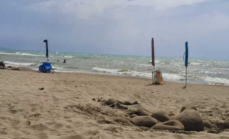 Multa per ombrelloni lasciati in spiaggia