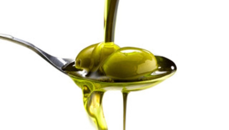 Olio extravergine d'oliva, l'ingrediente che potrebbe sparire dai supermercati