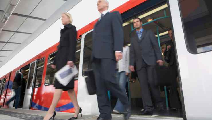 Passggeri che scendono dal treno