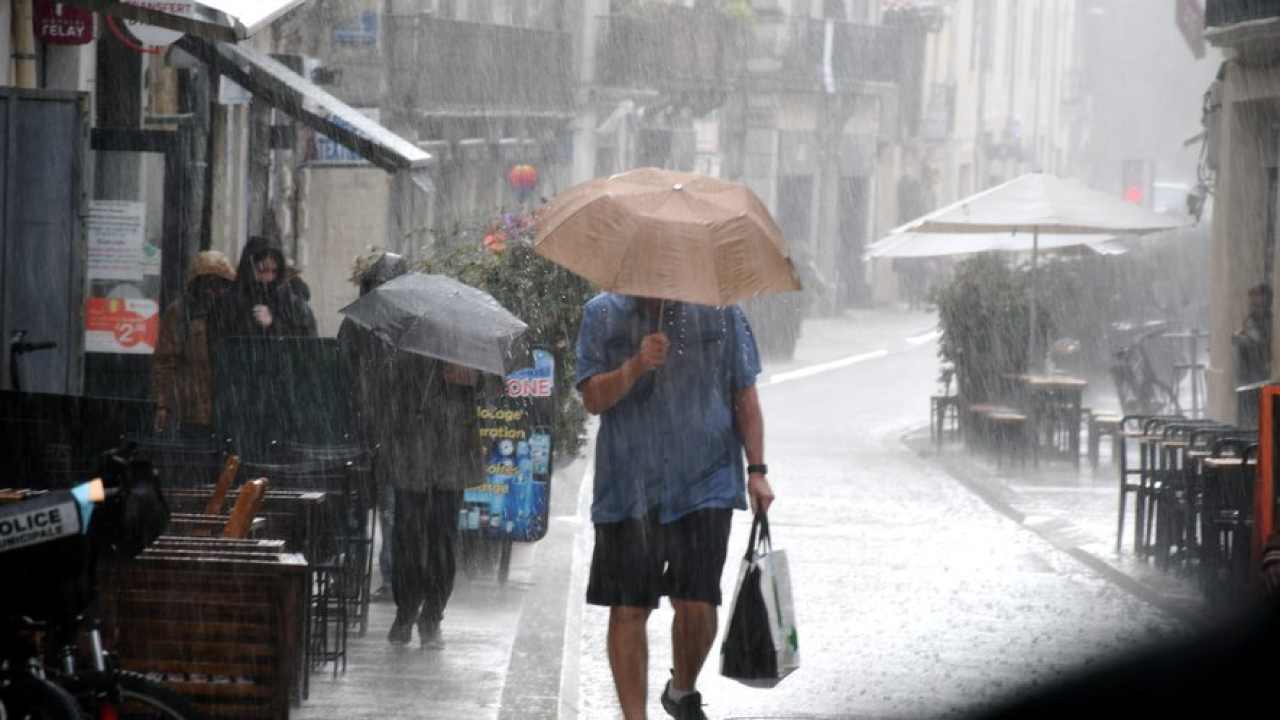 Persone sotto la pioggia