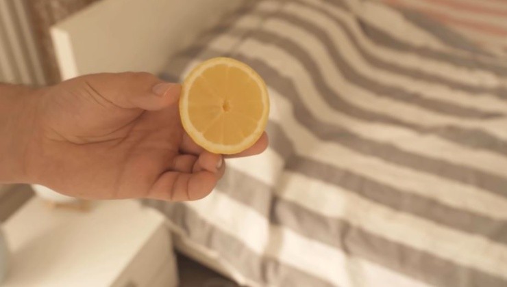 Un limone accanto al letto