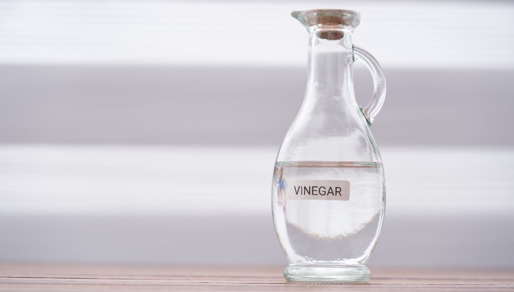 Oil and vinegar for cleaning