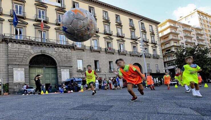 bimbi giocano a pallone