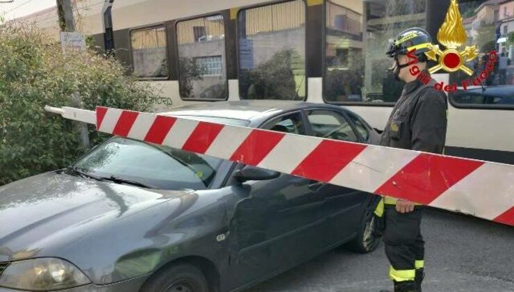 gazzada auto sotto sbarra