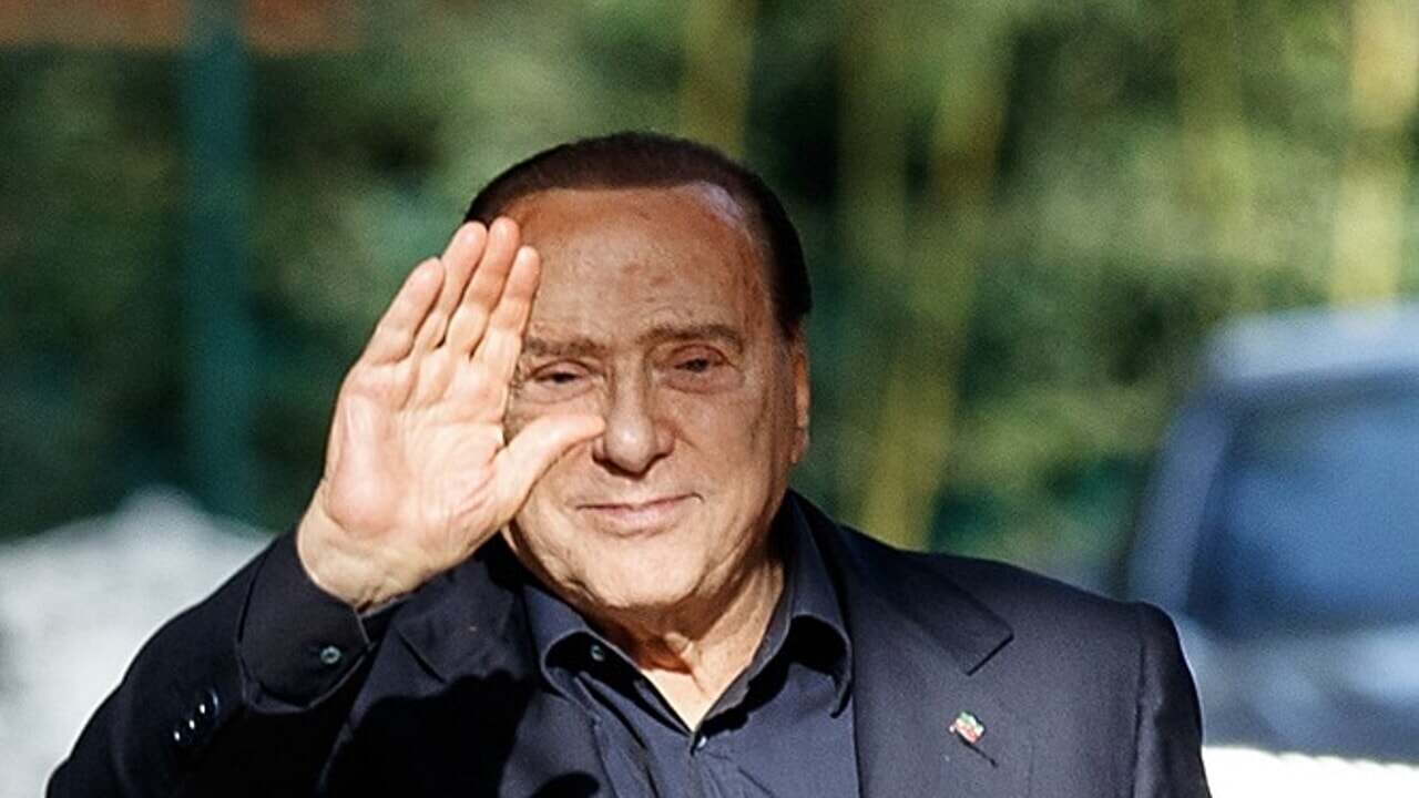 silvio berlusconi saluto