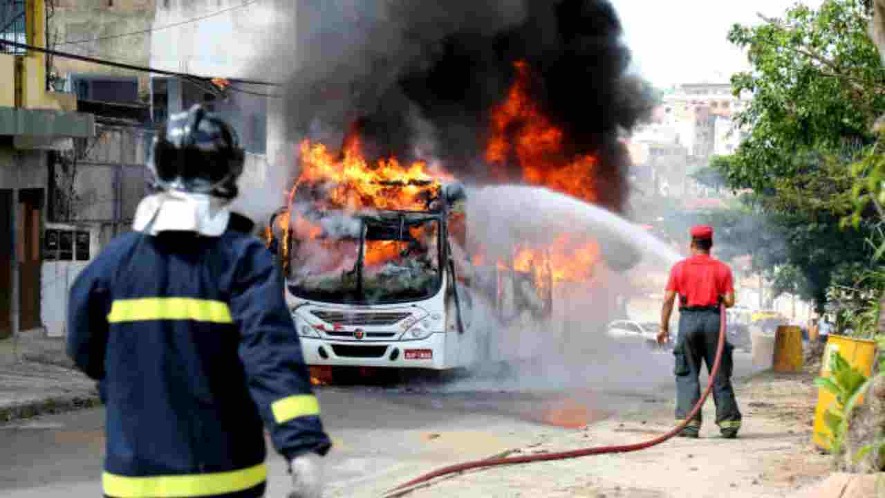 Bus di turisti milanesi a fuoco