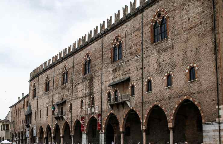 Supereroi e palloncini in cielo: Galliate dice Grazie a personale  sanitario e volontari