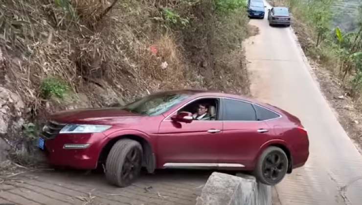 Un uomo con la sua auto finisce in bilico su un dirupo