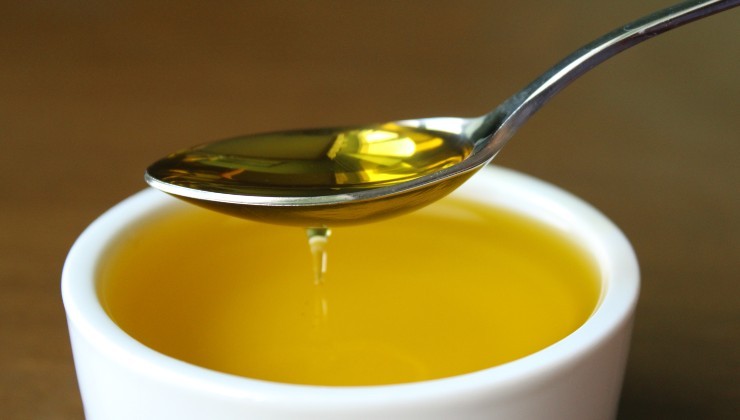 Olio per le macchie sul divano