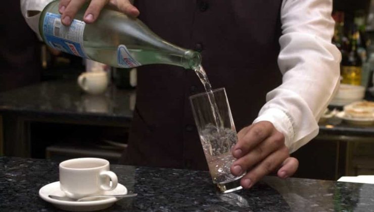 Bicchiere d'acqua al bar