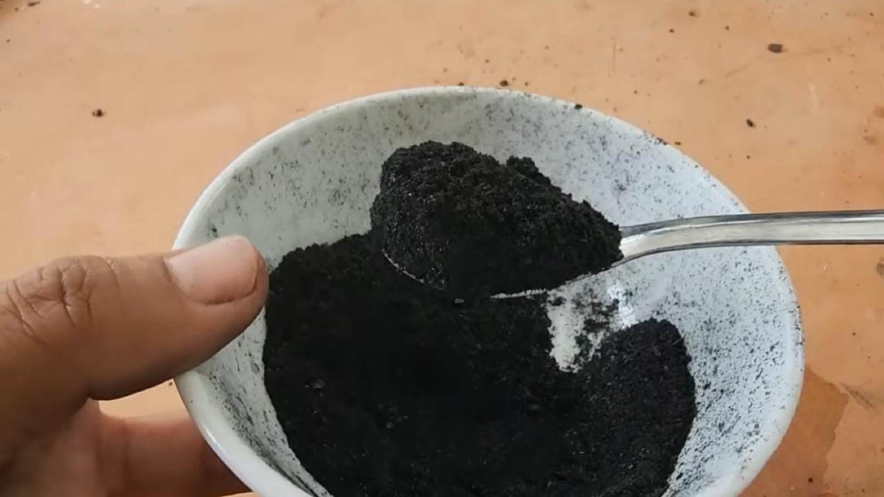 Cuillère avec ingrédient noir