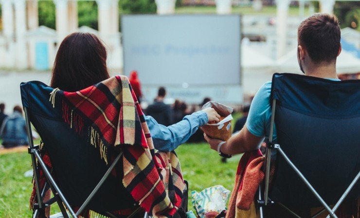 Persone al cinema all'aperto