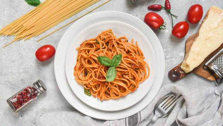 Spaghettis à la tomate et au basilic