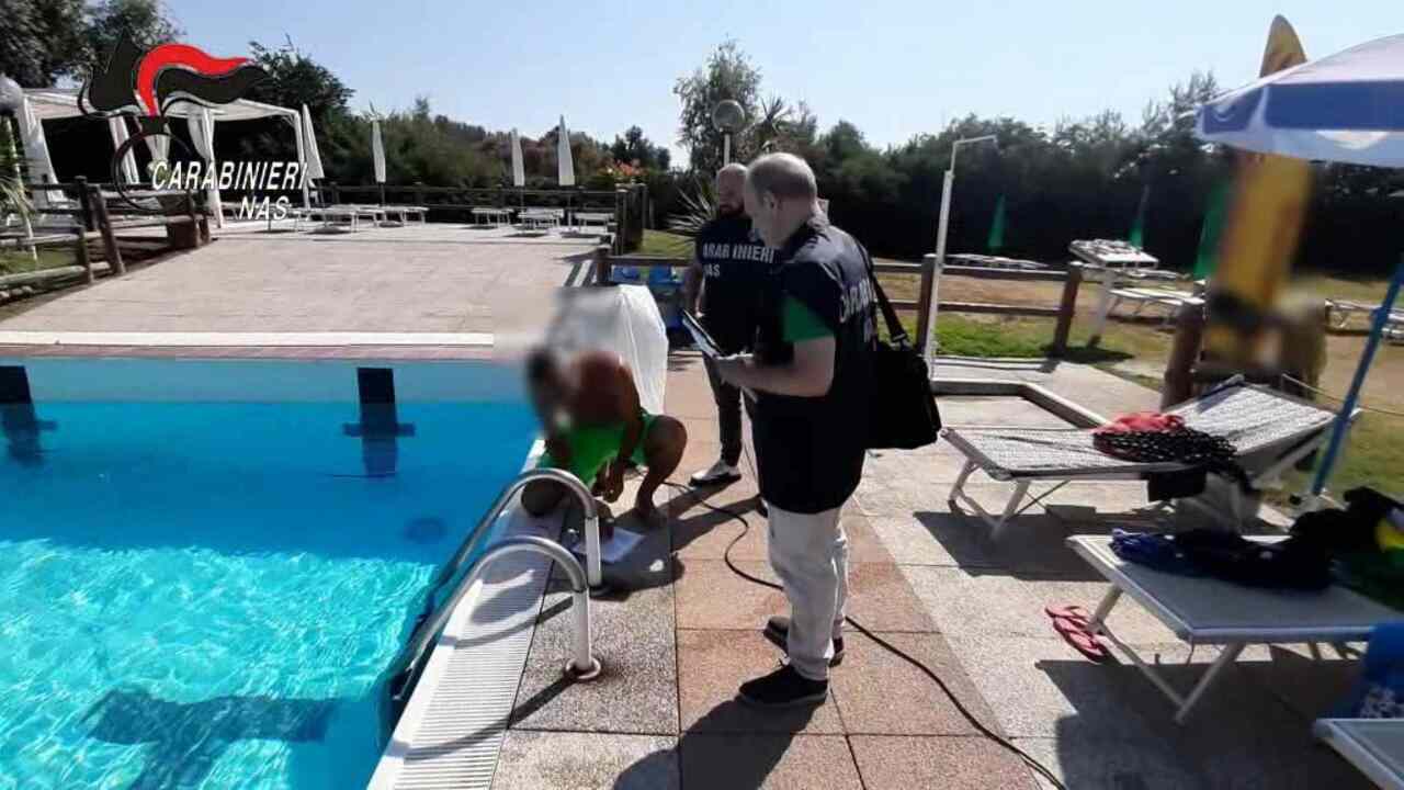 carabinieri in piscina