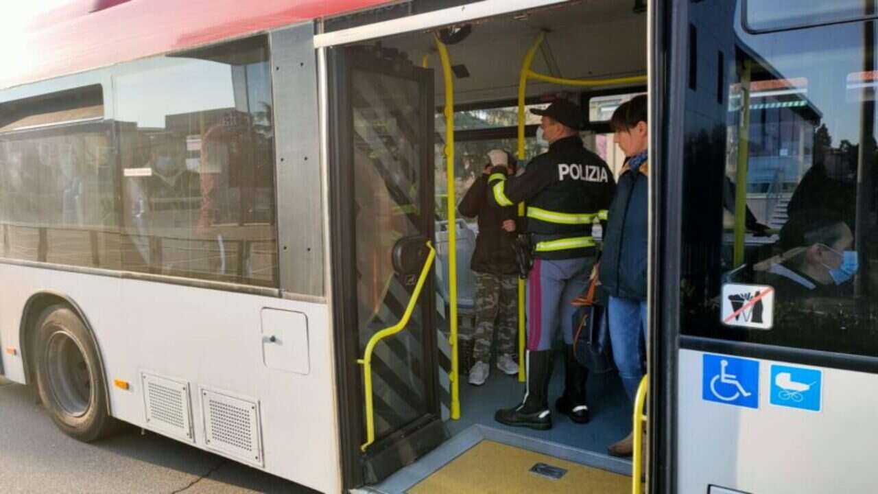 polizia sul bus